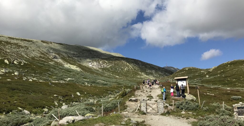 turister-pai-veg-opp-til-gaustatoppen-lardag-15-juli_9900